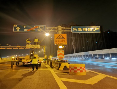 滁州郑州市北三环彩虹桥交通标志牌安装现场